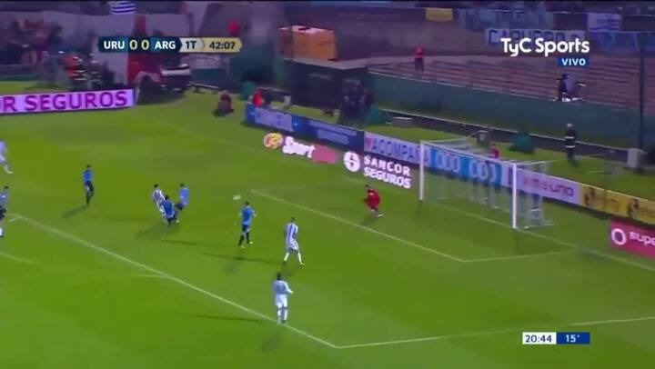 La más clara de Argentina en el primer tiempo: Messi no pudo con Muslera