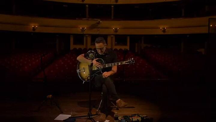 Fragmento del show que Jorge Drexler hizo por Facebook