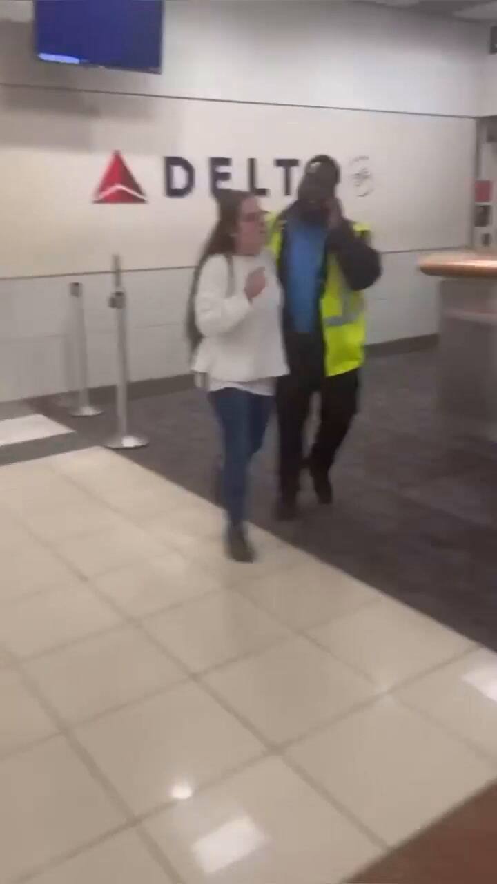 Una mujer utilizó un matafuegos en el aeropuerto y asustó a los pasajeros