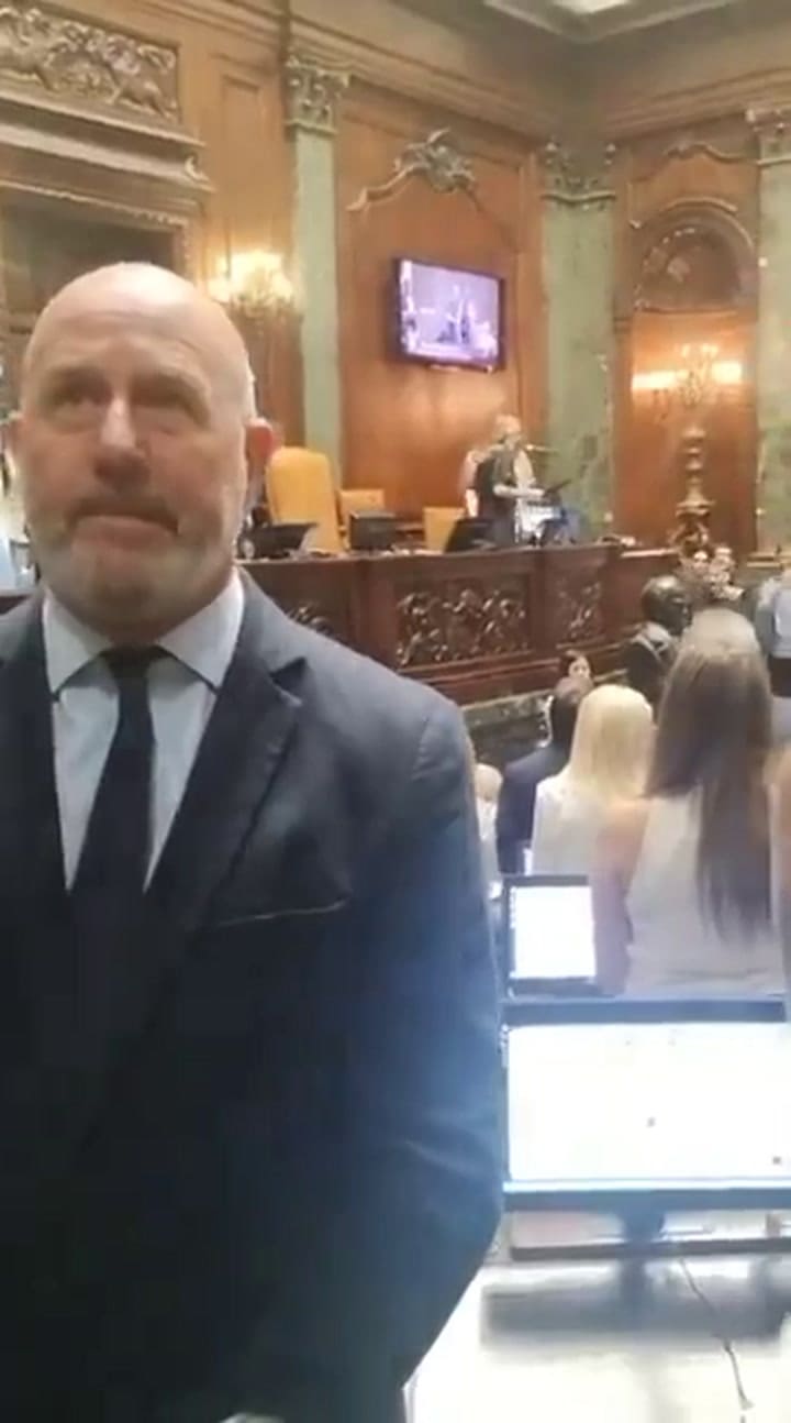 El momento en que Wolff se puso de espaldas para la jura de otra legisladora
