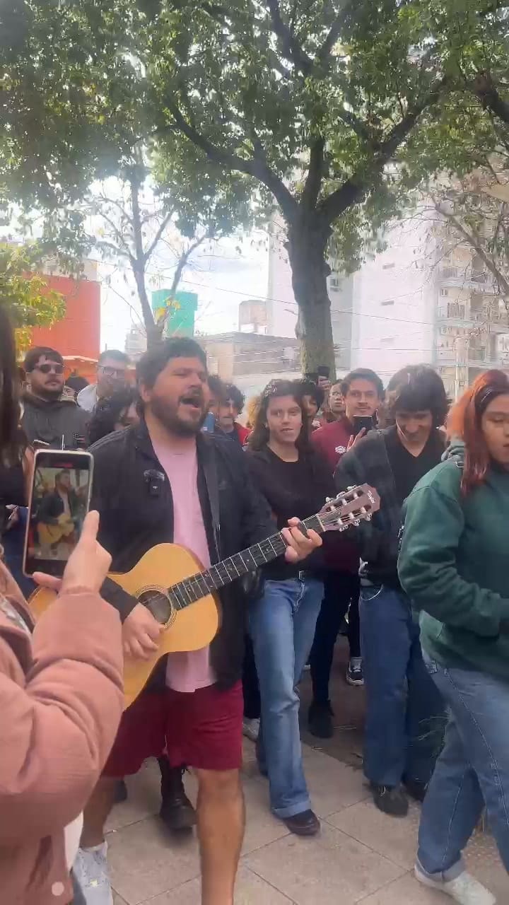 Santiago Motorizado adelantó una canción de su nuevo disco en Banfield, Castelar y Turdera