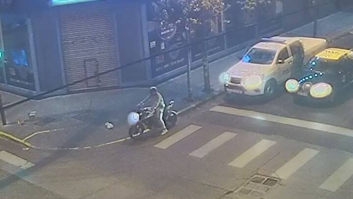 Escapaba de un control policial en una moto robada y murió tras chocar contra un patrullero