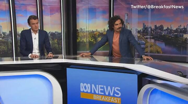 El momento en que un terremoto interrumpe la transmisión de un noticiero en Australia