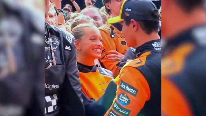 El apasionado beso entre Lando Norris y Margarida Corceiro