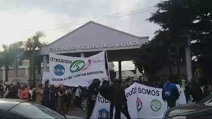 Estudiantes exigen asamblea e ingresar por la fuerza a la Universidad Nacional de La Matanza