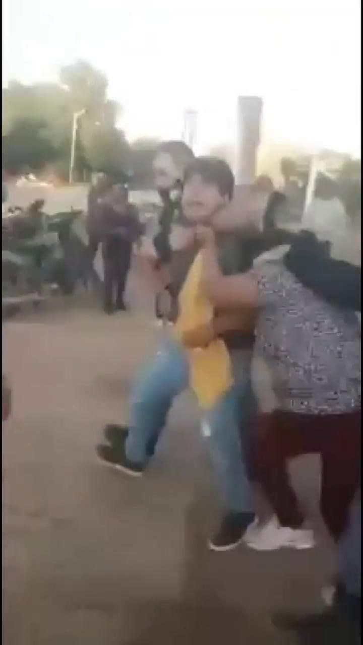 El momento en que la policía de Formosa se lleva detenido a un joven wichi