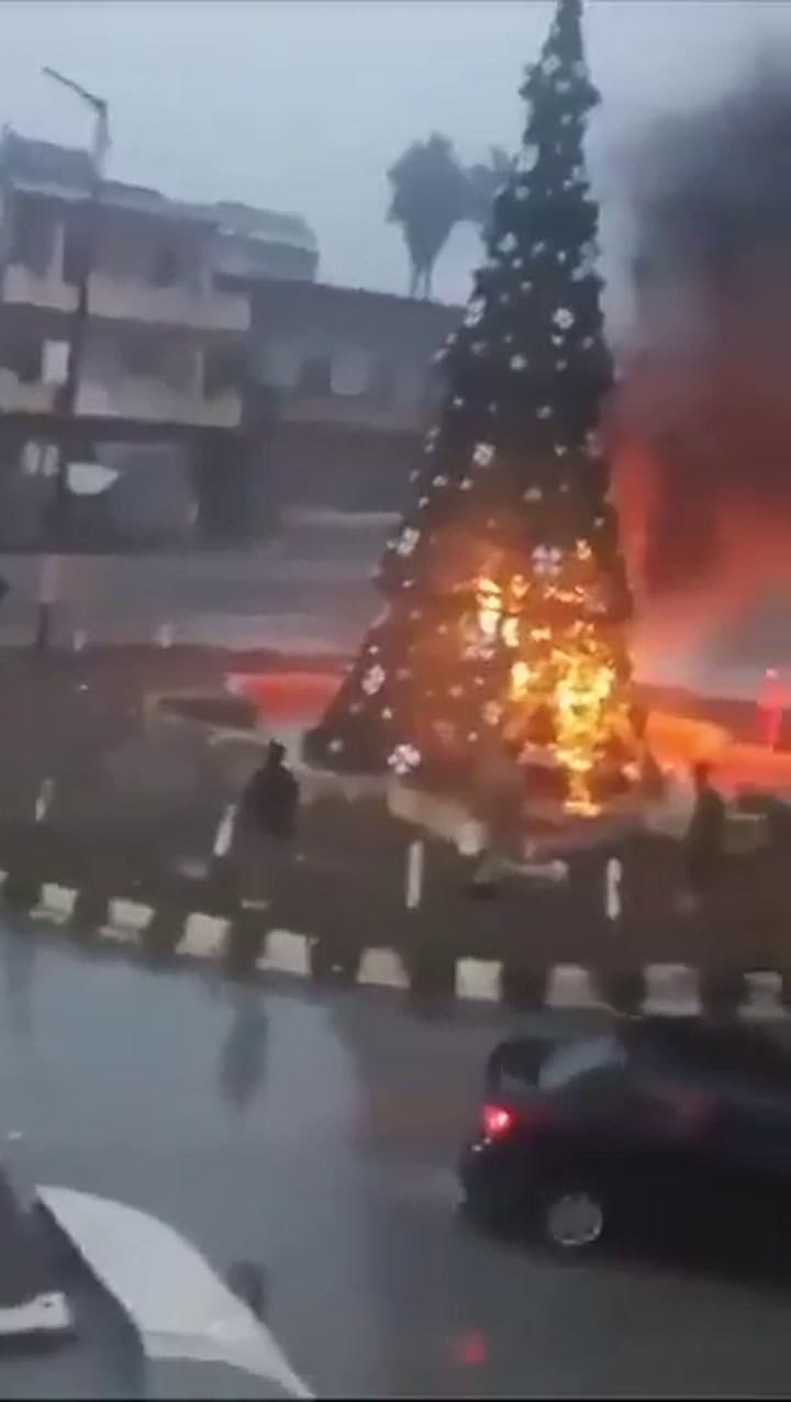 Hombres incendian un árbol de navidad en una ciudad cristiana de Siria