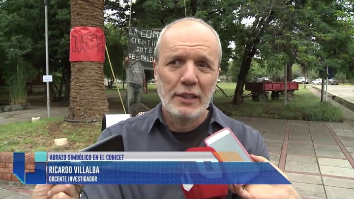 Abrazo simbólico en el Conicet en apoyo a Ricardo Villalba