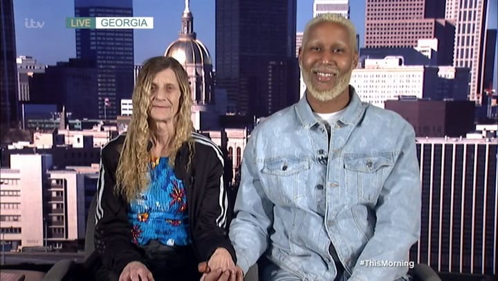 La pareja que tiene una diferencia de edad de 37 años y que tendrán un bebé