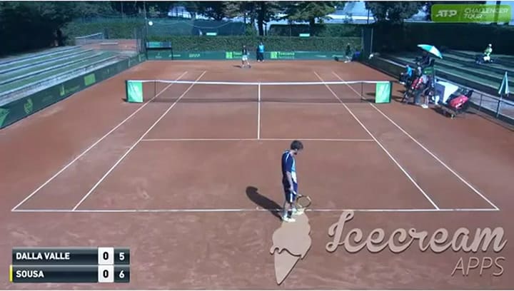 Un reconocido umpire acosó a una ballgirl durante un partido - Fuente:YouTube