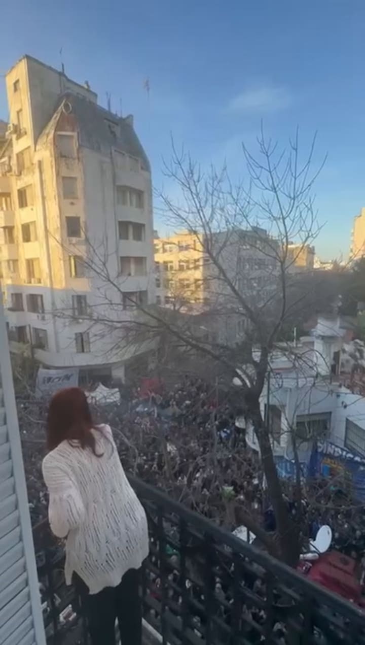 Cristina saluda a la militancia desde su balcón