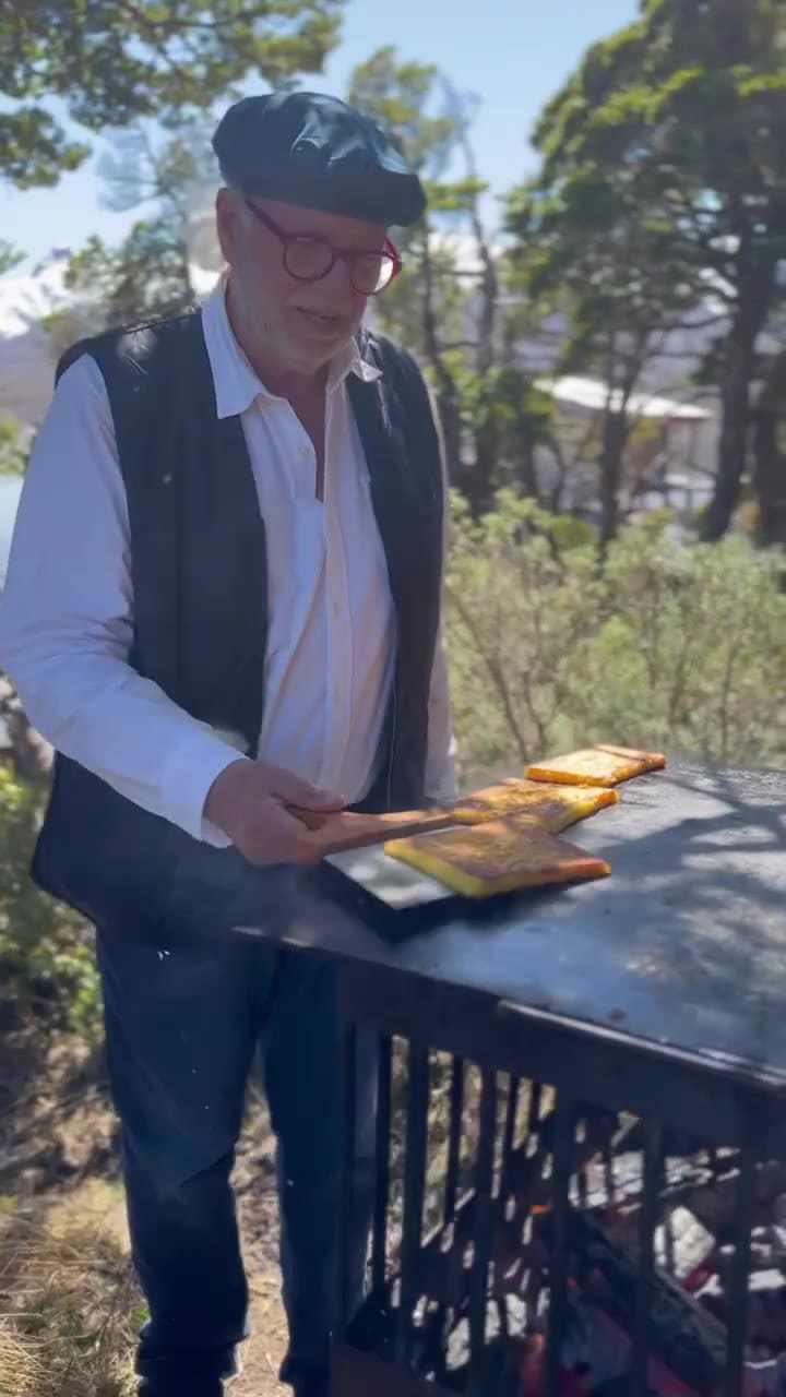 Francis Mallmann cocinó polenta en el día de las elecciones