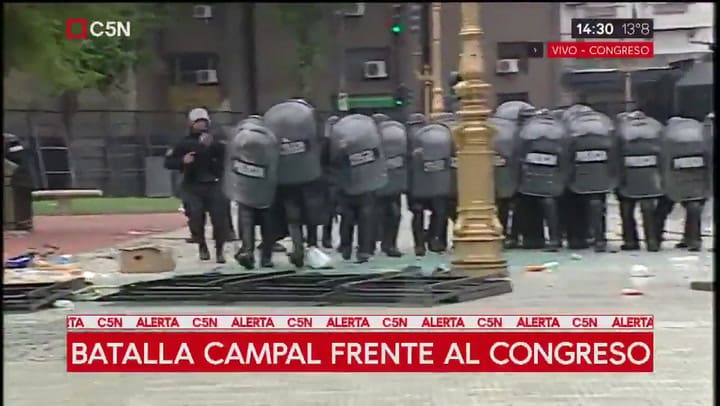 Enfrentamientos entre los manifestantes y la Policía en las inmediaciones del Congreso - Fuente: C5N