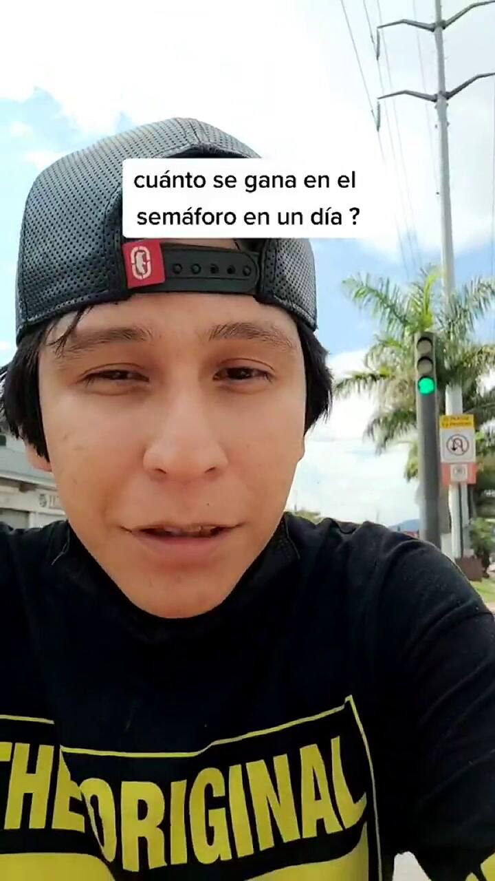 Artista callejero revela cuánto gana en un día haciendo dominadas en un semáforo en rojo