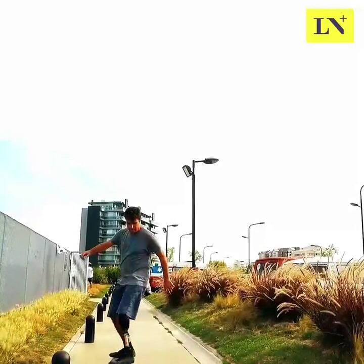El skater que patina con una prótesis