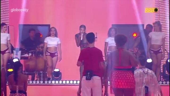 Emilia Mernes sorprendió con su aparición en la televisión brasilera