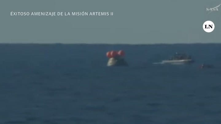 Los astronautas aguardan en el interior de la cápsula Orión a ser rescatados por la Marina de Estados Unidos