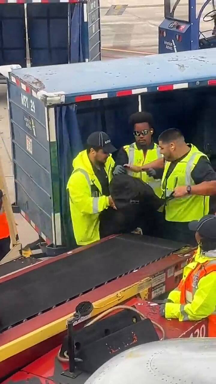 Un joven capturó el momento en que trataron con poca delicadeza a su bolso en un aeropuerto