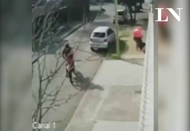 Sodero embiste con su camión a uno de los 'motochorros' que asaltaba a una mujer en la calle