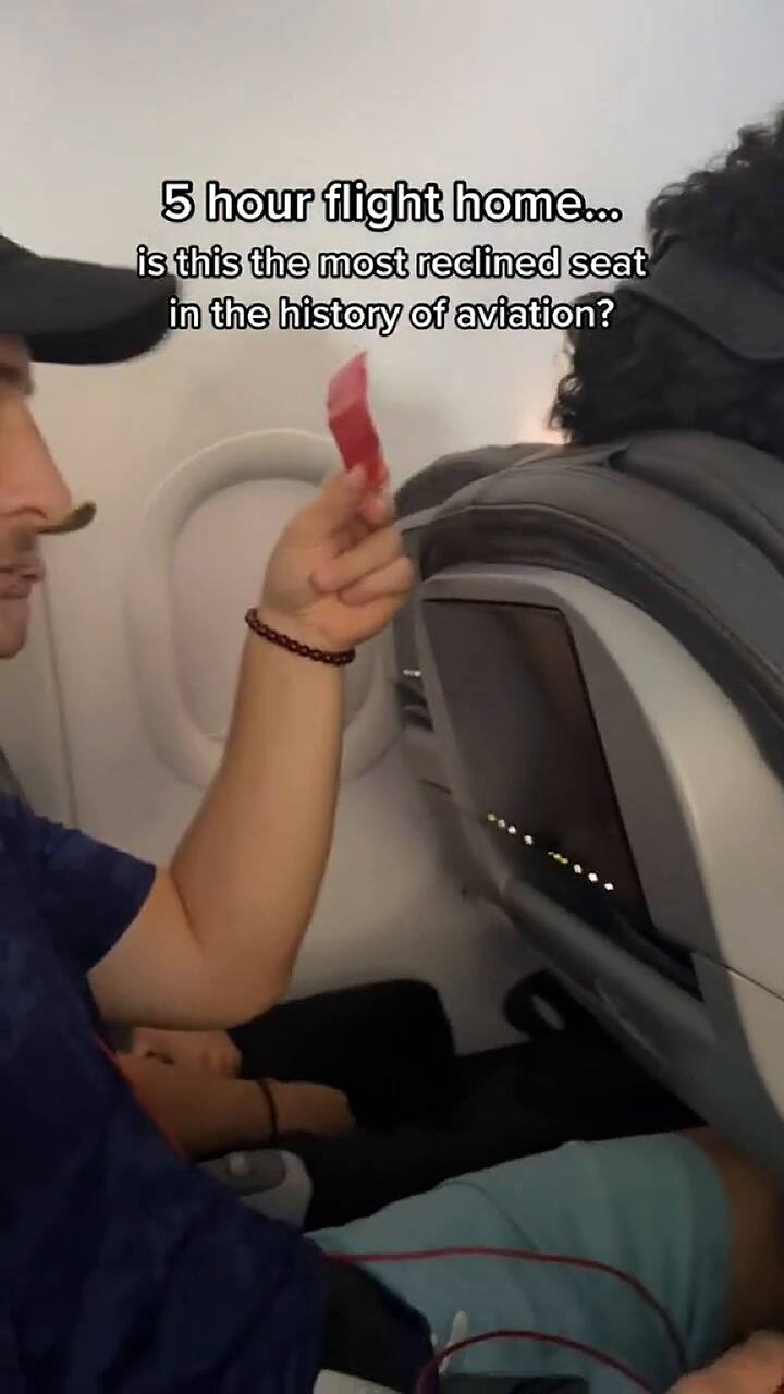 Hermanos comparten un asiento reclinado en el avión y se crea un acalorado debate