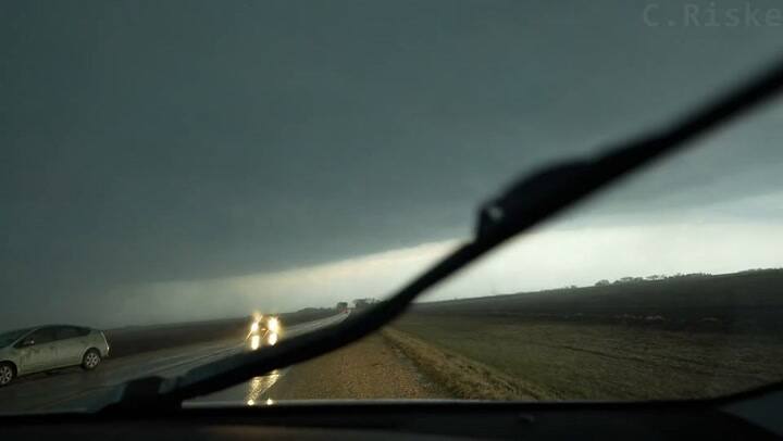 Un cazador de tormentas captó el momento en que un rayo impacta el auto de su amigo
