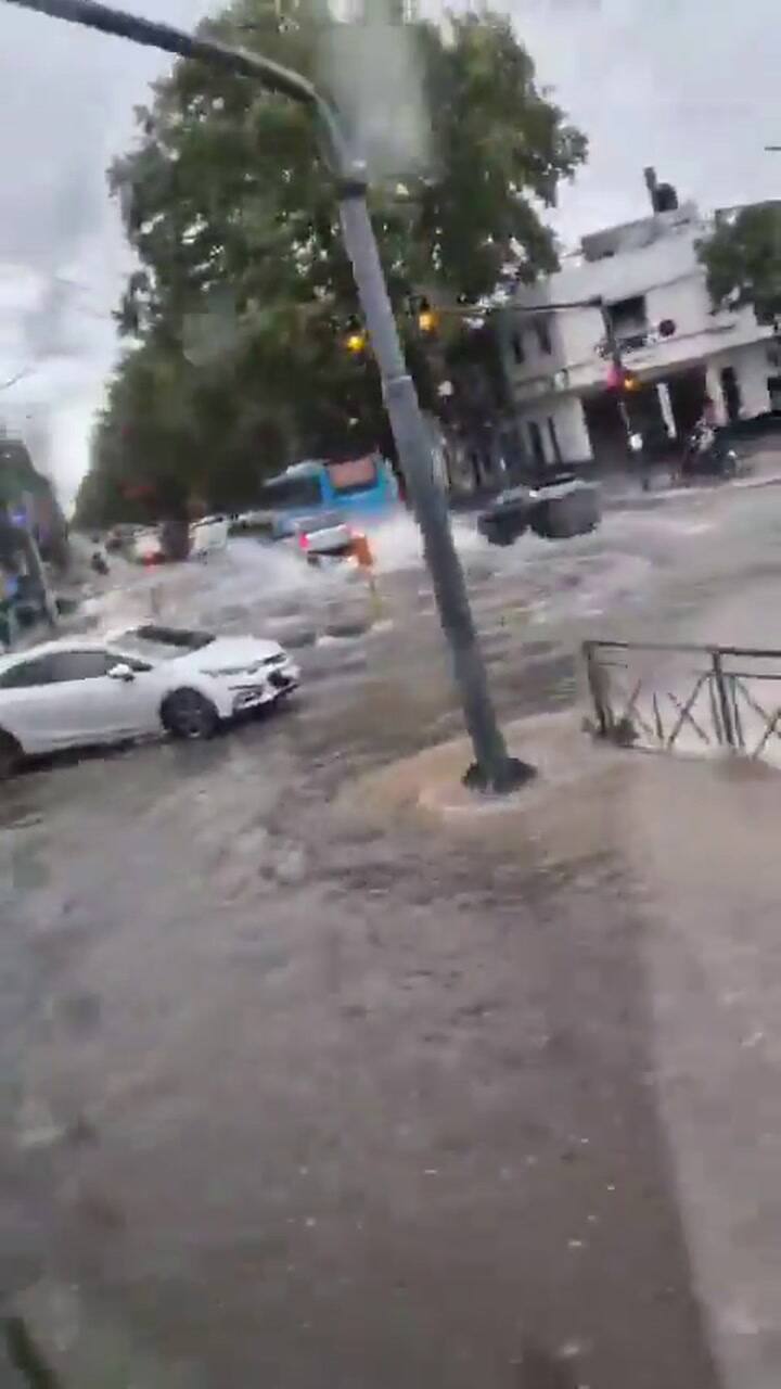 Los colectivos intentan manejar en medios de las lluvias