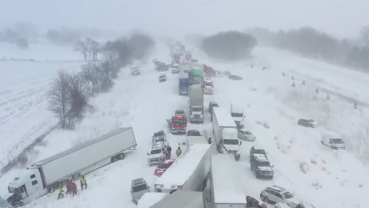 El choque de decenas de autos en Michigan por las tormentas