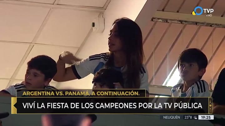 Antonela Roccuzzo junto a sus tres hijos, presente en el Monumental para vivir la fiesta de la selección