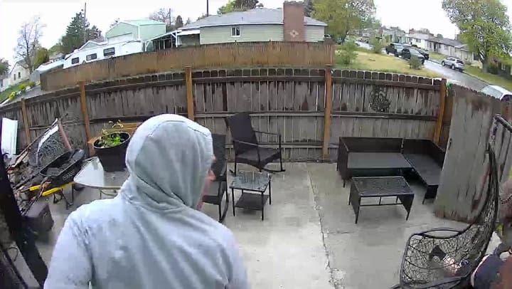 Una cámara de seguridad captó el arresto del migrante en su casa