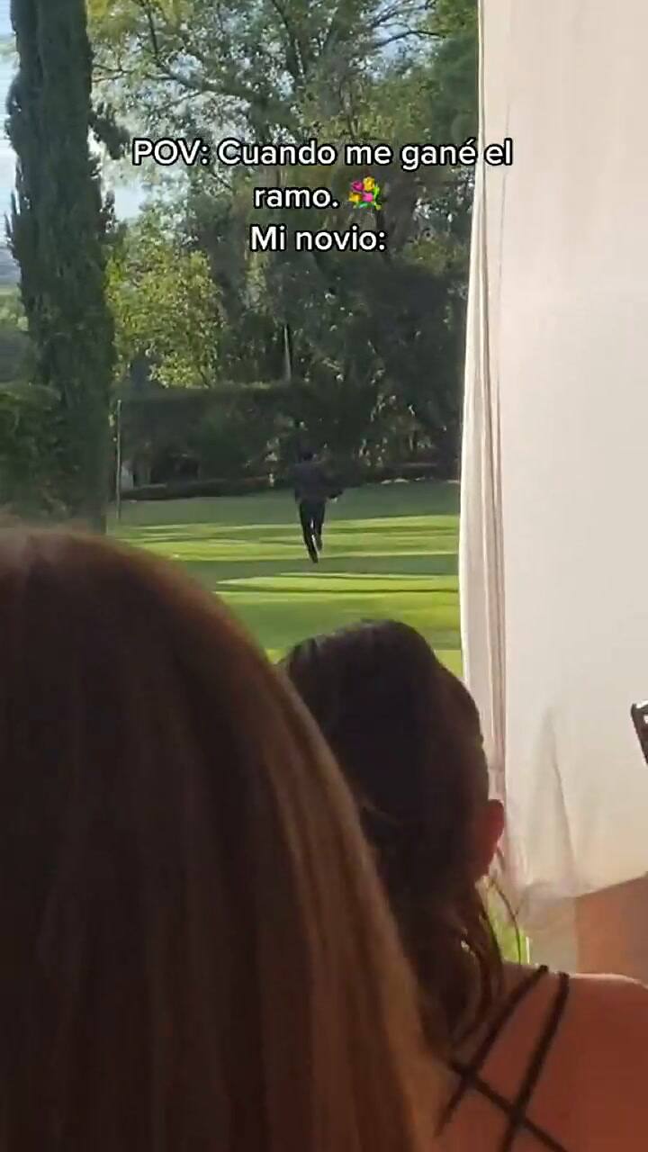 Un joven salió corriendo después de que su novia atrape el ramo en una boda