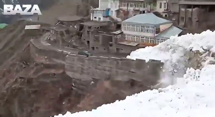 El impresionante momento en que una avalancha de nieve aísla a un pueblo - Fuente: @bazabazon