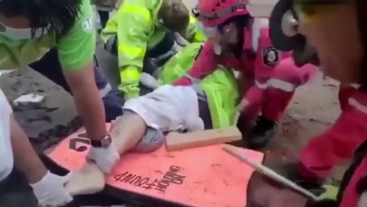 Voló una sombrilla por el viento y se clavó en la pierna de un joven