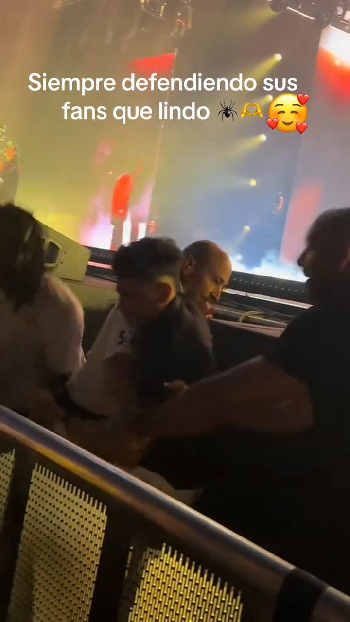 La reacción de Peso Pluma al defender a un fan