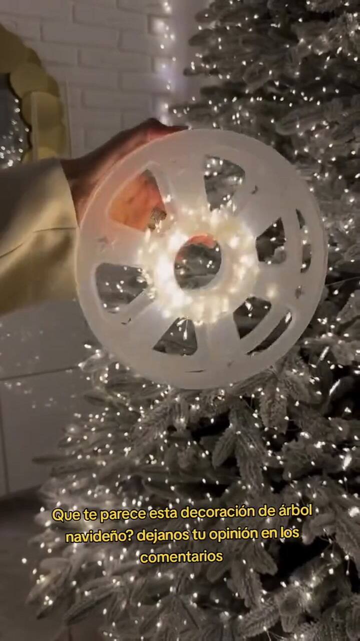 Una usuaria explica cómo decorar el árbol de Navidad