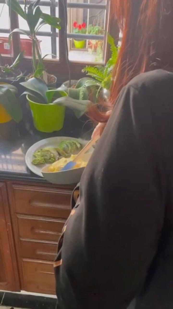 Cristina Kirchner y un video cocinando huevos revueltos en su prisión domiciliaria que publicó su hijo Máximo