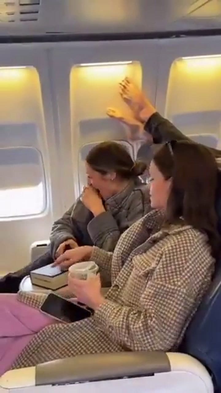 La molestó con los pies en un avión y la reacción de la pasajera hizo tentar a todos los pasajeros