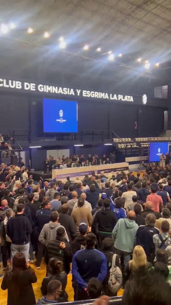 Hinchas de Gimnasia le tiraron huevos a la dirigencia