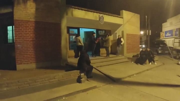 Llevaron el ataúd del padre de un preso a la comisaría porque no lo dejaban ir al velatorio