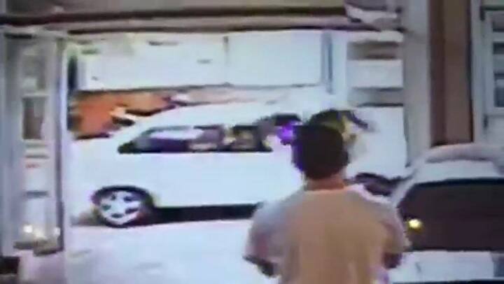 Destrozó un auto de una concesionaria con un hacha