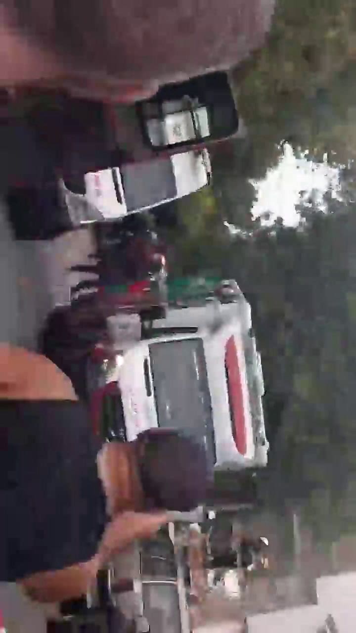 Bomberos y ambulancias trabajan en el derrumbe en San Cristóbal - Twitter