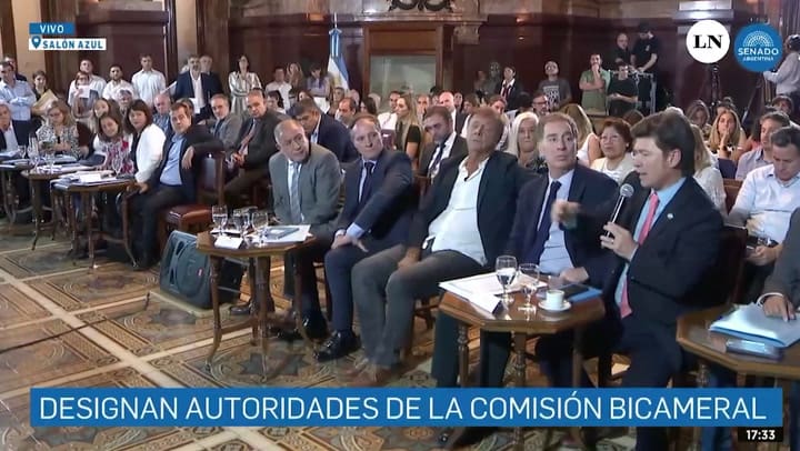 El momento en que Almirón votó en favor de Zago, su rival a golpes hace solo una semana