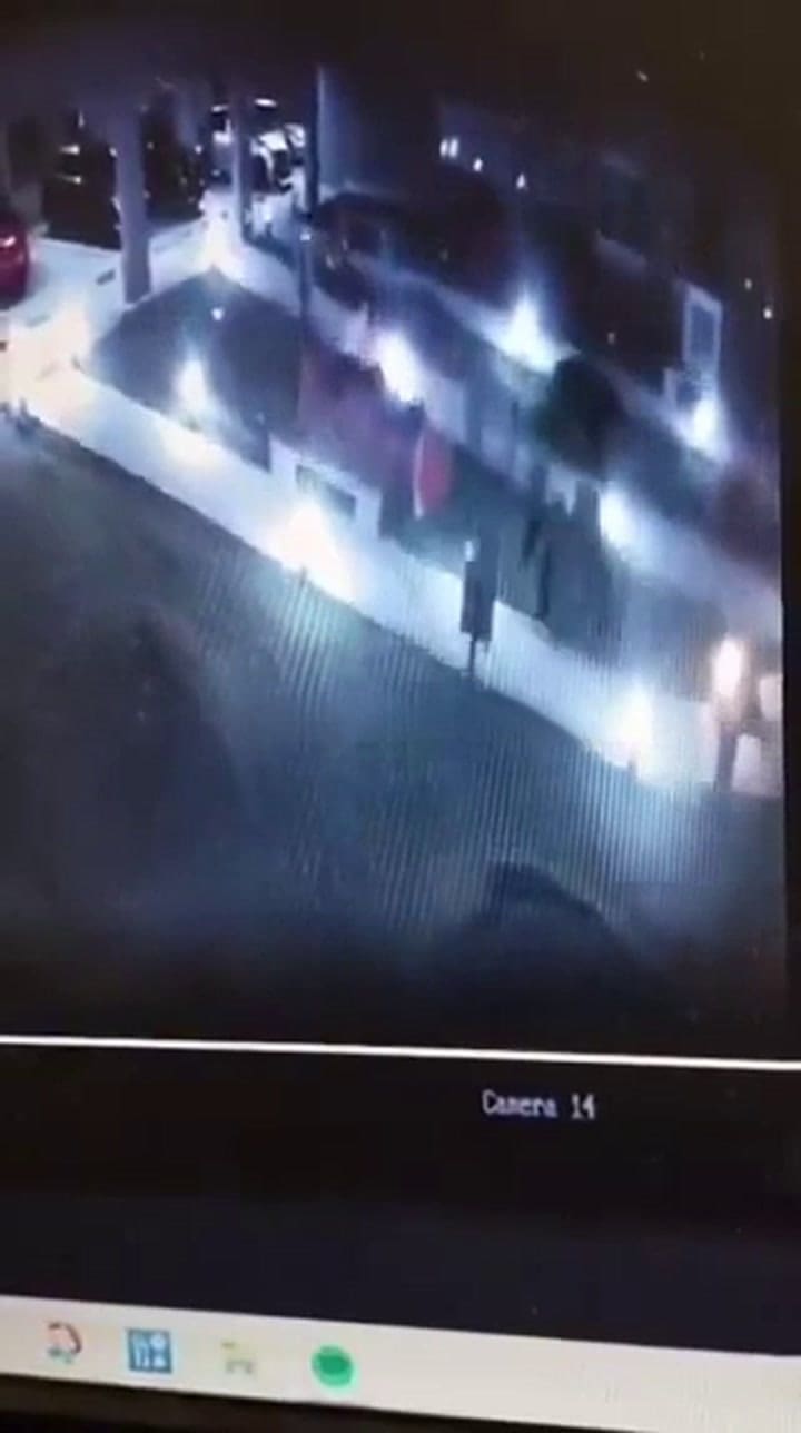 El momento del derrumbe del techo de un estacionamiento en un complejo de viviendas en Parque Patricios