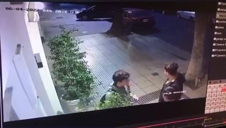 Simuló ser un delivery y asaltó a tres jóvenes