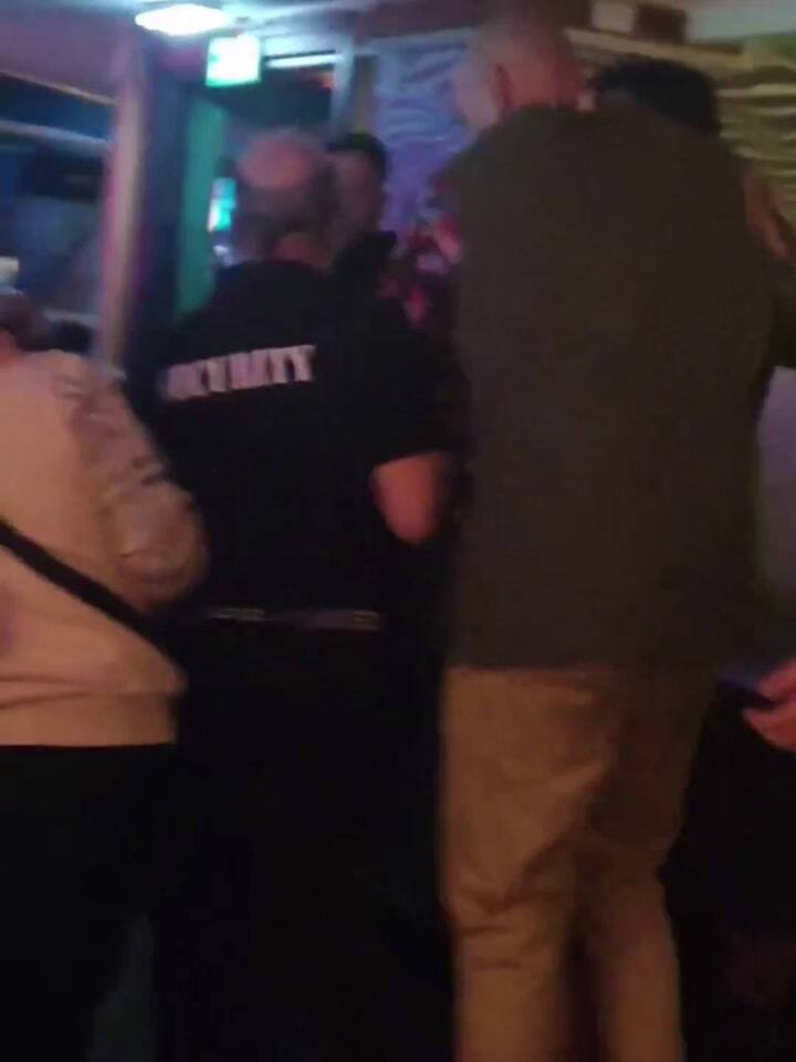 Así sacaban a Tyson Fury del pub