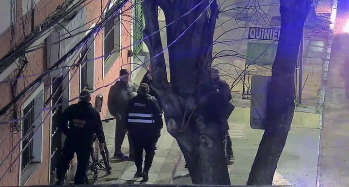 Un hombre fue reducido por un grupo de policías en Vicente López.mp4