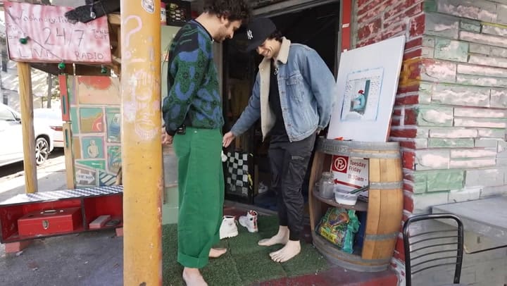 Tiene 28 años, vive en una lavandería de Nueva York y sorprendió al revelar cuánto paga por el alquiler