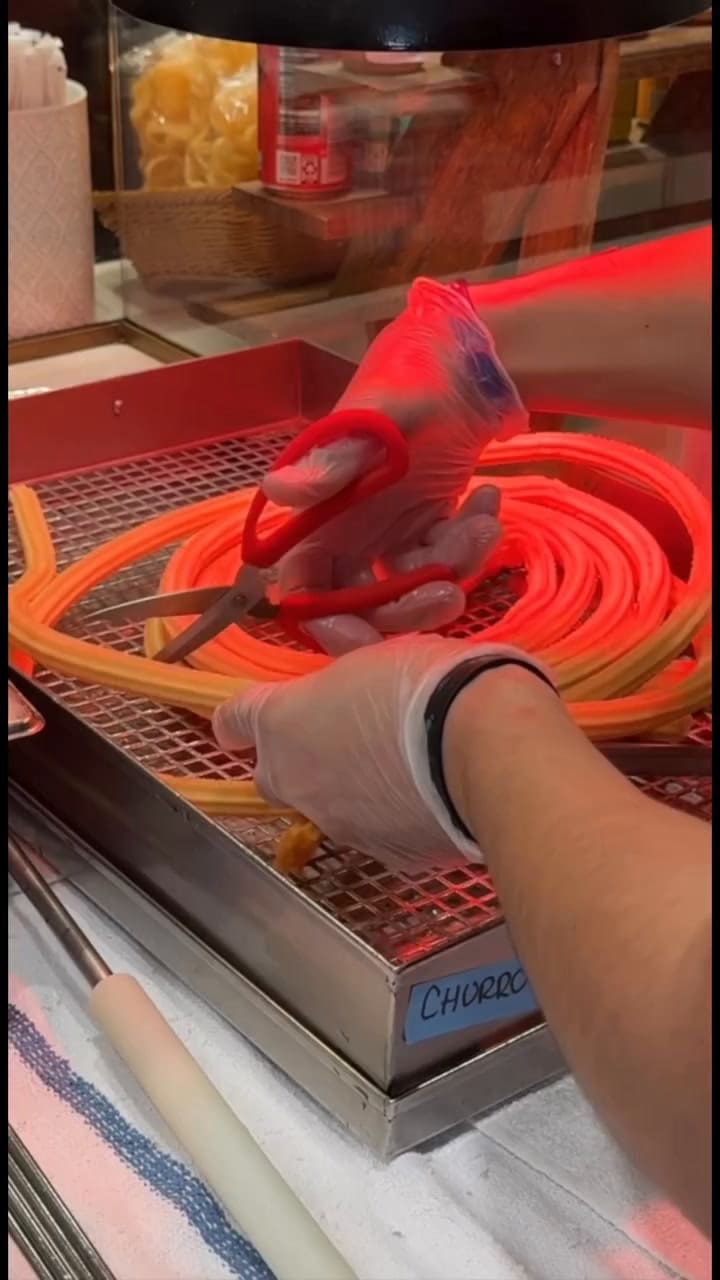 Uno de los postres tradicionales del Mercado Little Spain son sus churros (Instagram: @littlespain)