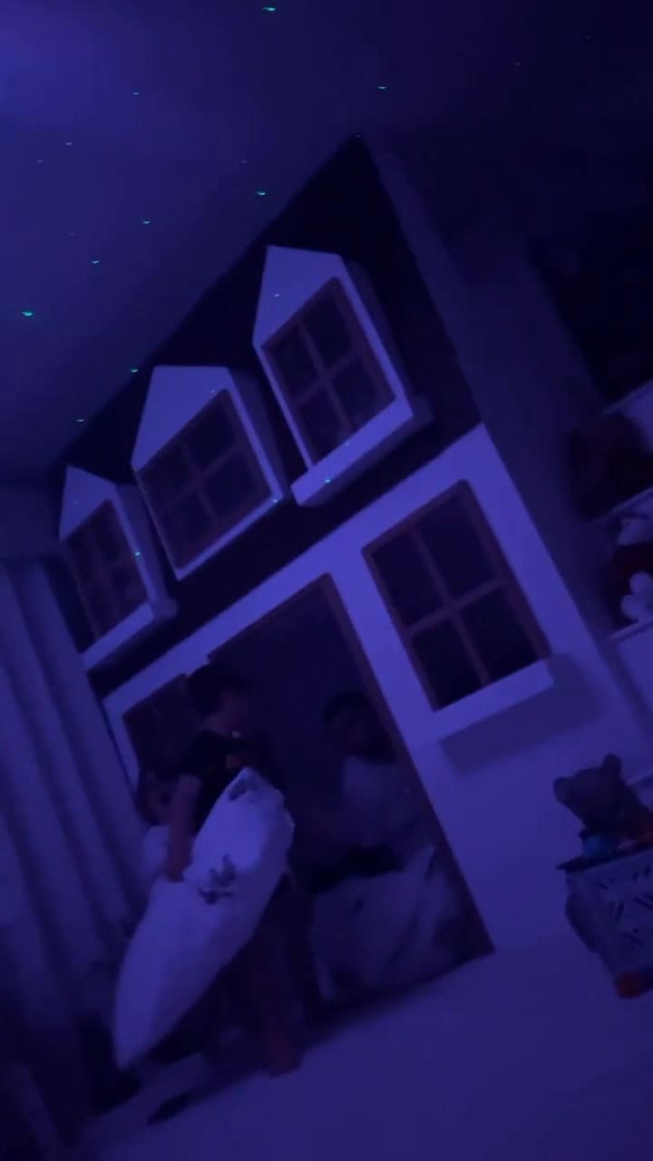 Los hijos del Dibu Martínez disfrutan junto al arquero tras la premiación de la FIFA (parte 2)