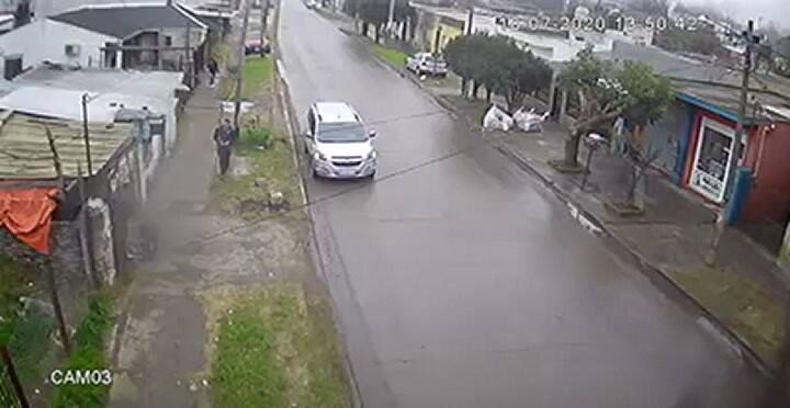 Le robaron el celular y le fracturaron la pierna en el asalto