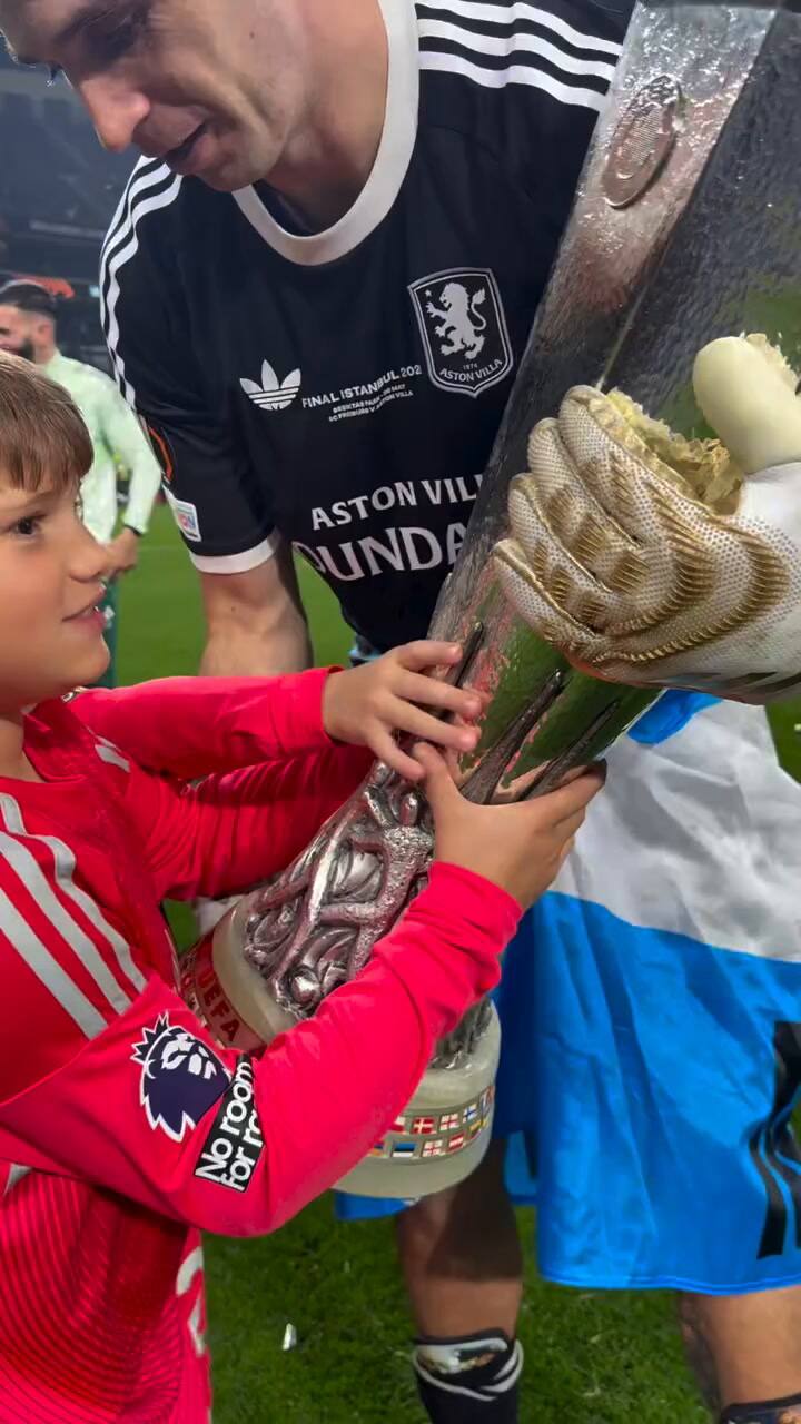 Los hijos del Dibu Martínez con el trofeo de la Europa League